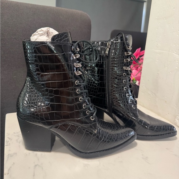 ARIDER GIRL Elegant Black Croc-Embossed Ankle Boots - Picture 3 of 11